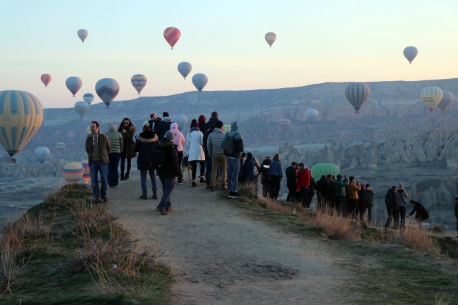 Yerli ve yabancı turistler Kapadokya'ya akın ediyor